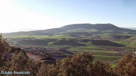 La sierra del Perdón y el paso del Carrarcal desde la cueva de Alaiz - Tiebas La sierra del Perdón y el paso del Carrarcal desde la cueva de Alaiz - Tiebas