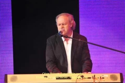César Banana Pueyrredón canta.jpg