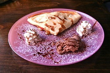 800px-Crêpes_con_helado_y_nata