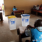 Des agents électoraux et des témoins des candidats le 28/11/2011 dans un bureau de vote au quartier Makelele dans la commune de Bandalungwa à Kinshasa, pour les élections de 2011 en RDC. Radio Okapi/ Ph. John Bompengo
