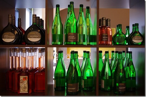 Weingut an der Steige Weinflaschen im Regal
