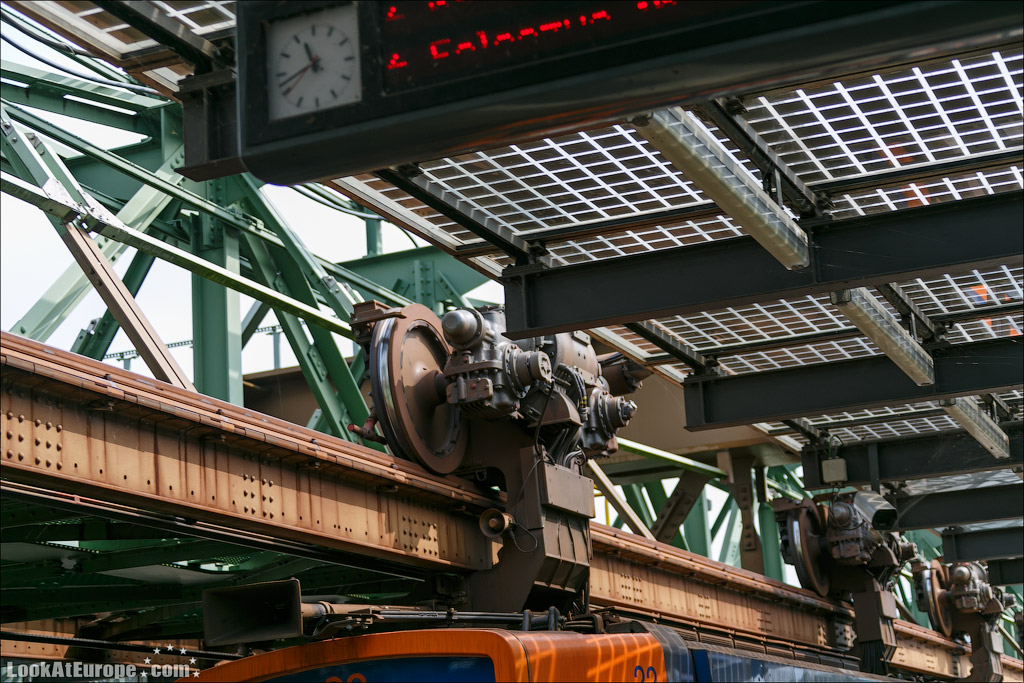 LookAtEurope.com: Евротур. Вупператаль город Энгельса и подвесной железной дороги швебебан