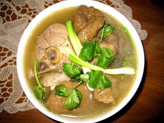 Canh măng khô nấu chân giò ngày Tết 
