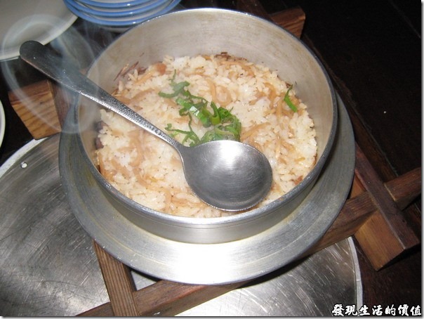 台北-魯旦川鍋。烤筍鍋巴飯：竹筍炒過以後再和半生半熟的米飯一起烤，建議你一定要把鍋子旁邊的鍋巴挖出來吃看看，真的很好吃，至於米飯，就還好啦！