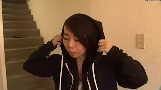 Vy Trần và áo hoodie chống đạn do cô sáng chế. Vy Trần và áo hoodie chống đạn do cô sáng chế.