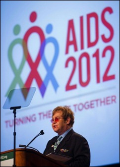 O cantor e compositor Elton John fala no segundo dia da conferência, que deve contar com mais de 25 mil pessoas em Washington. (foto: AFP/Jim Watson)