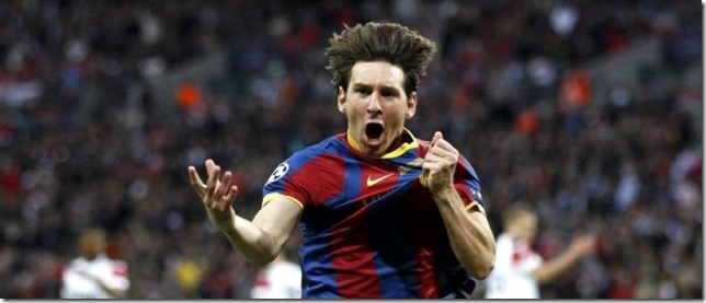 Messi-empuna-el-escudo-azulgra_54161058803_53389389549_600_396