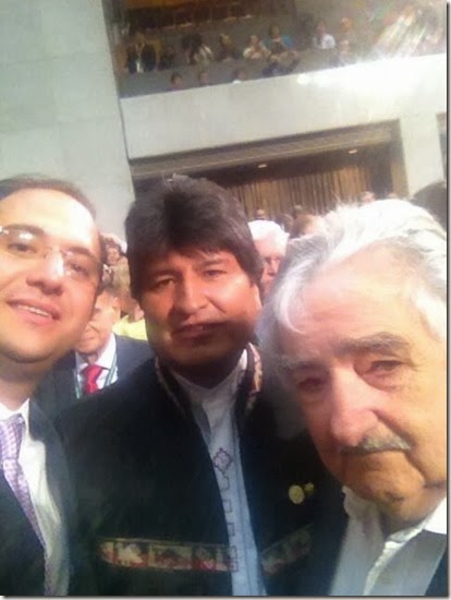 Evo Morales se suma a la moda de los "selfies"