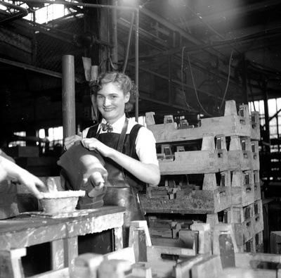 Femme travaillant en fonderie pendant la seconde guerre mondiale