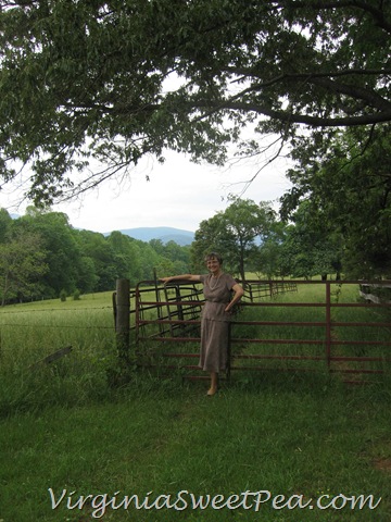 [Mama%2520on%2520the%2520Farm%255B3%255D.jpg]