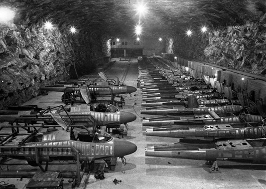 Линия сборки истребителей Хейнкель He-162 на подземном заводе Юнкерс в Тартуне, Германия, начало апреля 1945 года