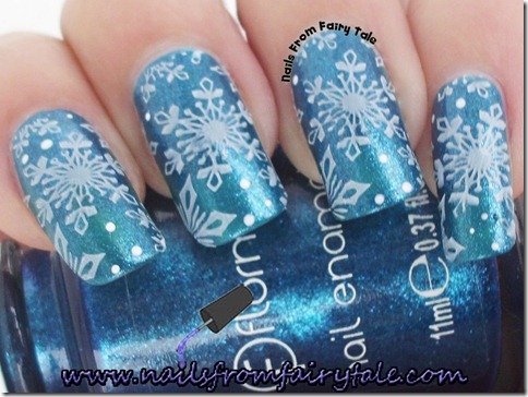 matching manicure - snowflakes