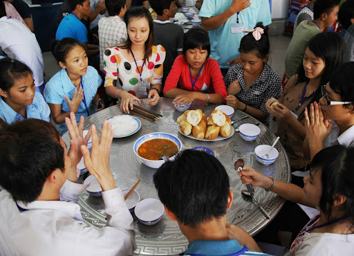 Bữa cơm trưa của các thí sinh còn ở lại