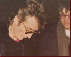 John Lennon dando autografo ao seu assassino