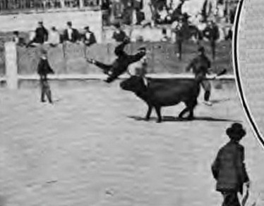 1909-06-17 (Los Toros) espectadores en el ruedo 03 Cogida de Jose Monge Gonzalez