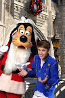 Justin+Bieber+Tapes+Disney+Parks+Christmas+S25DPKjtylKl.jpg