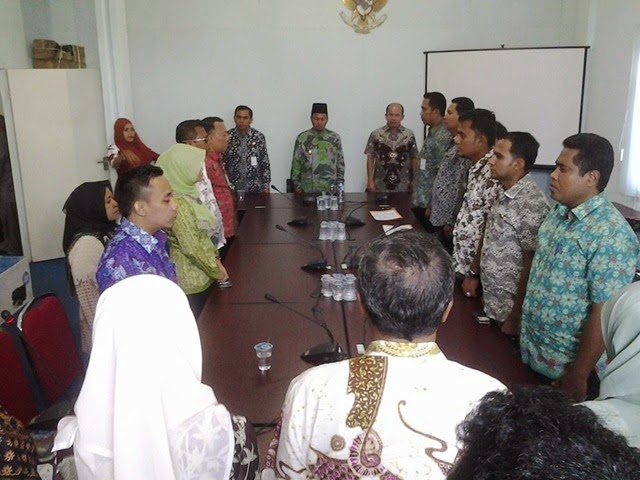 [Drs.H%2520Masrul%2520Kasmy%2520Didampingi%2520Kepala%2520Kantor%2520Inspektorat%2520%2520%2520Suhendri%2520Saat%2520Menyanyikan%2520lagu%2520Kebangsaan%255B4%255D.jpg]