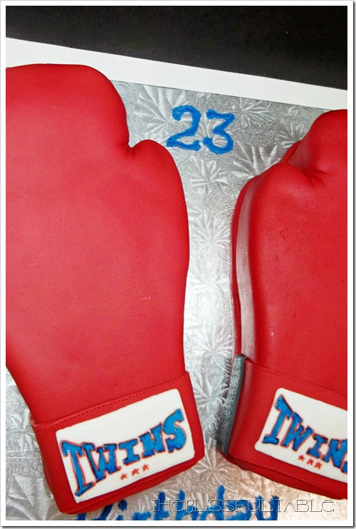 boxing gloves cake 025a