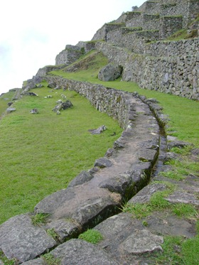 Canal de água em Machu Picchu