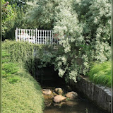 kleine Brücke und Stromschnelle