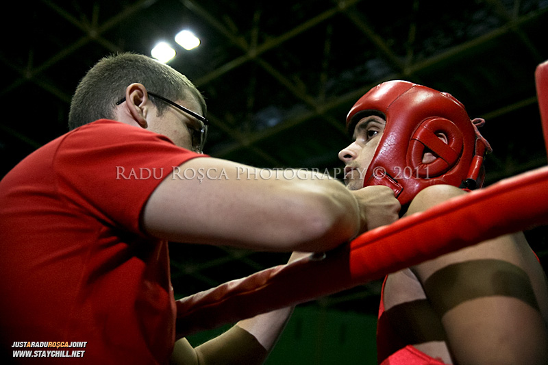 Un pugilist primeste ingrijiri in timpul unui meci din cadrul Campionatului National de Box ce se desfasoara in Sala Sporturilor din Targu Mures in perioada 27 iunie - 2 iulie 2011