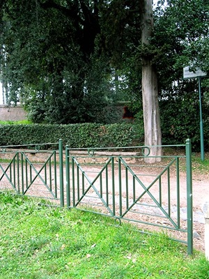 Ringhiera da palazzina di periferia nel parco di villa Pamphili 3 (29 genn 2012)