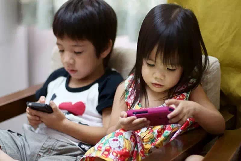 Sự khác biệt giữa những trẻ thường và không thường dùng điện thoại