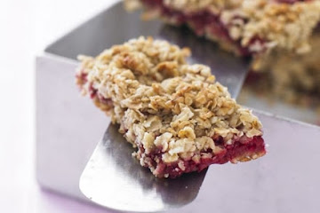 Raspberry oat traybake