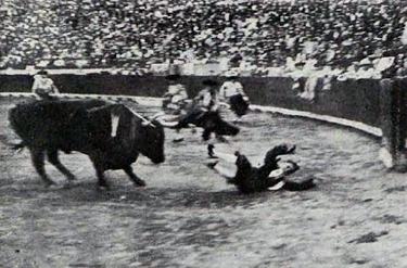 1913-07-28 Bombita cogido por unos de los Miuras