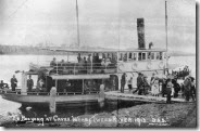 StateLibQld_1_298611_Unloading_passengers_off_the_steamboat_Booyong_at_Caves_Wharf_on_the_Tweed_River,_1913