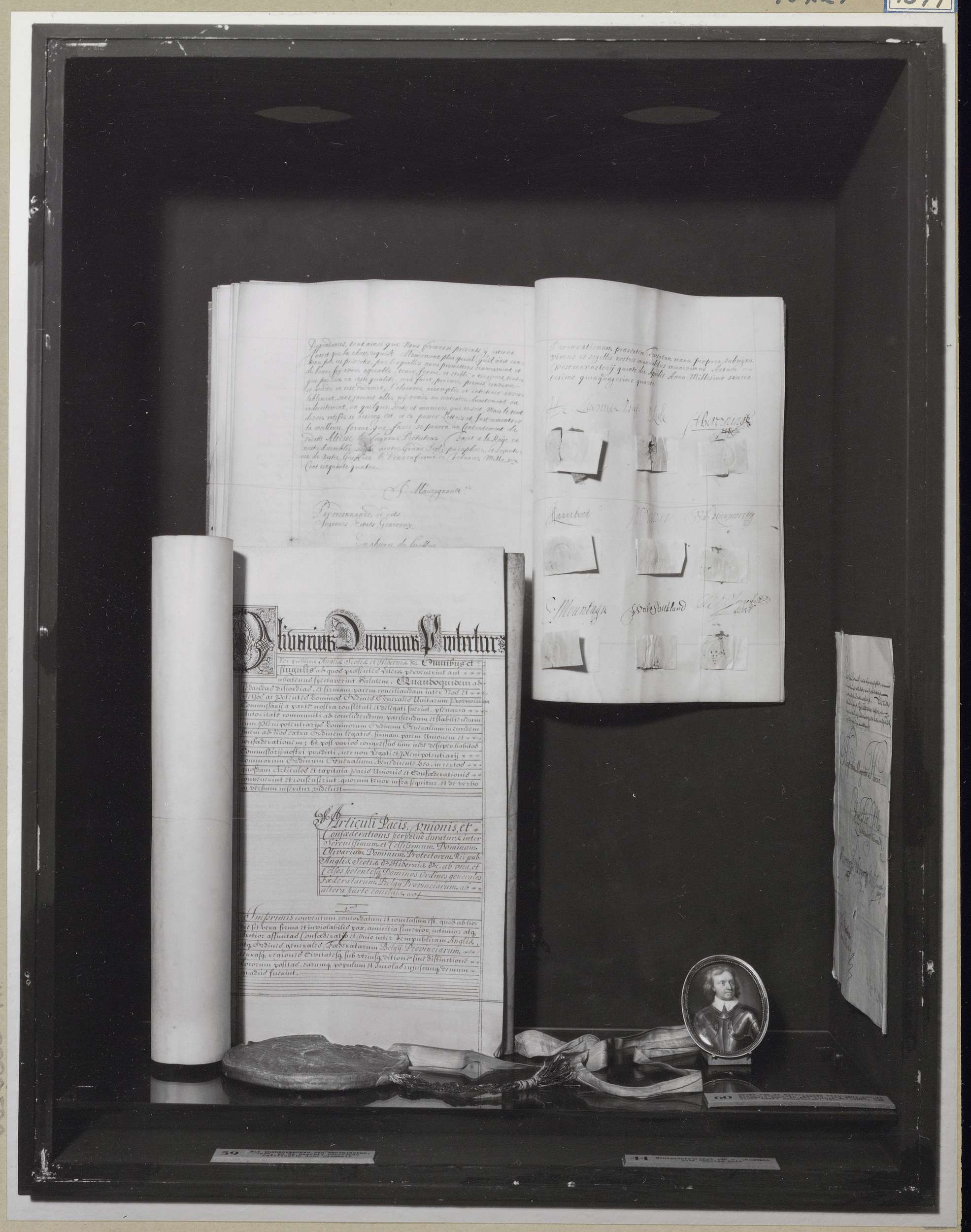 Vitrine met twee boeken en een brief