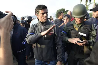 Tù nhân chính trị, thủ lãnh của nhóm đối lập Leopoldo Lopez. Tù nhân chính trị, thủ lãnh của nhóm đối lập Leopoldo Lopez.
