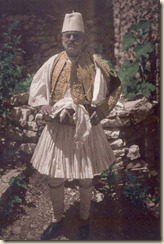 Uomo con vestito tradizionale di Argirocastro (foto: Luigi Pellerano).