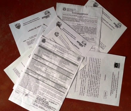 Pilha de documentos que foram enviados ao corpo de bombeiros e demais órgãos para regularização do Carnaval em Rosário Oeste
