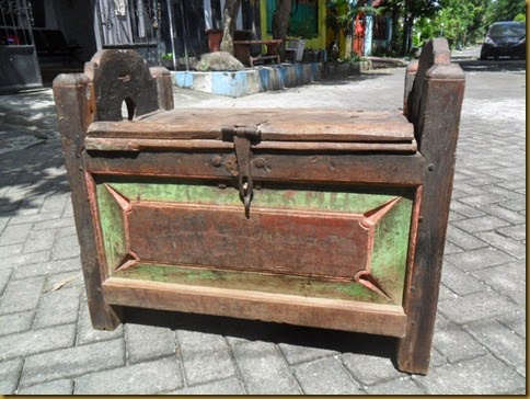 Peti Jawa | Kotak jadul | jodhang kayu jati tua primitif dengan kunci kuno dan paku paku buatan tukang pande bukan paku buatan pabrik, warna cat asli tua Peti Jawa | Kotak jadul | jodhang kayu jati tua primitif dengan kunci kuno dan paku paku buatan tukang pande bukan paku buatan pabrik, warna cat asli tua