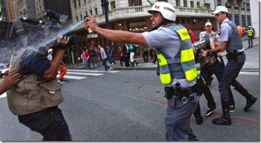 13jun2013---policial-militar-atinge-cinegrafista-com-spray-de-pimenta-durante-protesto-contra-o-aumento-da-tarifa-do-transporte-coletivo-em-frente-ao-theatro-municipal-no-centro-de-sao-paulo-nesta-1371160760052_956x5