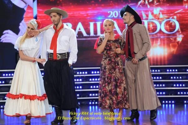 Vicky y Rit¢ al voto telef¢nico.JPG