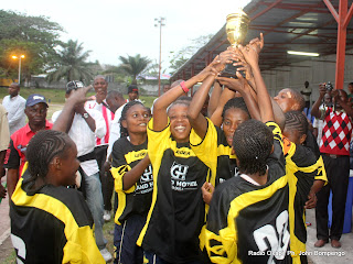 Les joueuses de l'équipe championne de football féminin du Grand Hôtel Kinshasa célèbrent la victoire après avoir remporté la coupe le 26/08/2011 à Kinshasa, Radio Okapi/ Ph. John Bompengo