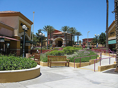 清清的世界旅行圖鑑: 美國加州 卡巴松『Desert Hills Premium Outlets』 座落在寬廣的沙漠中的購物中心