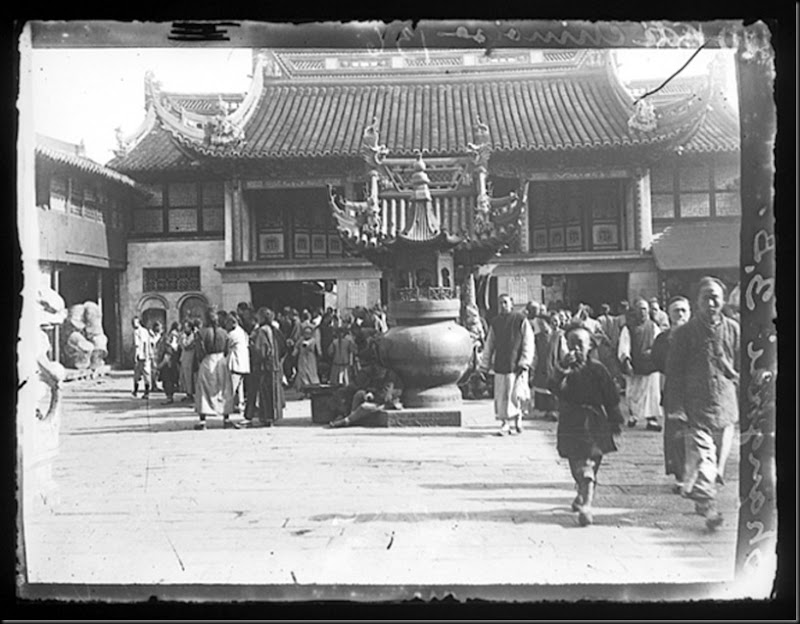 Crowd in a temple courtyard