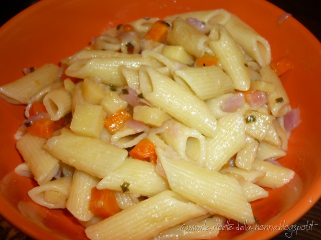 [Penne%2520con%2520patate%252C%2520carote%252C%2520cipolla%252C%2520erba%2520cipollina%2520e%2520peperoncino%2520fresco%2520%25288%2529%255B3%255D.jpg]