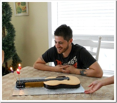 acoustic guitar cake 016b
