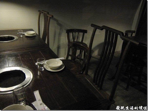 台北-魯旦川鍋。餐廳內古典的中國風家具，因為沒有開閃光燈，所以比較昏暗。