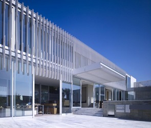 Fachada casa casa minimalista en Hollywood