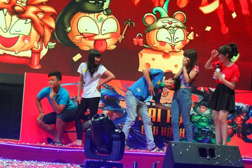 Giao luu voi Miss Anh Cu Hanh 1.jpg