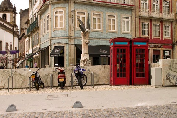 Estacionamento de bicicletas ocupado com motos em Braga