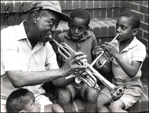 Louis Armstrong toca com crianças