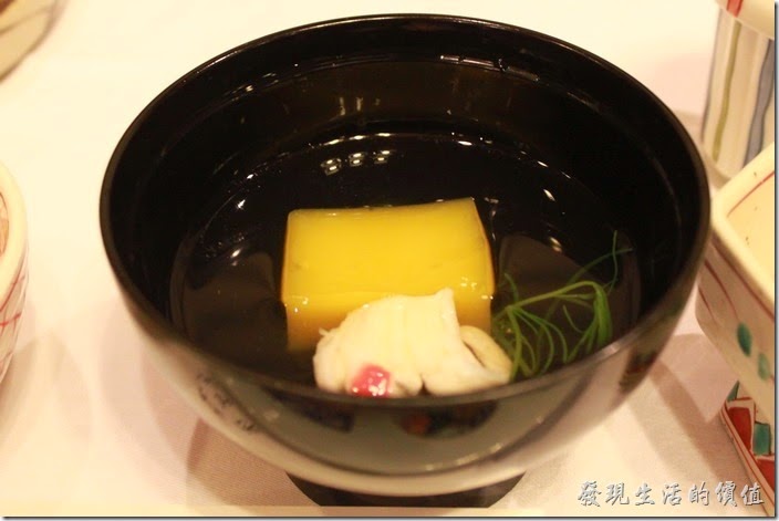 日本北九州-由布院-彩岳館。4.椀─清湯，有柚子糕及鱧魚片。