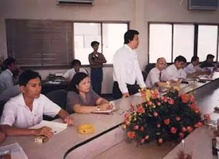 Doanh nhân Tăng Minh Phụng trong một buổi họp công ty. Doanh nhân Tăng Minh Phụng trong một buổi họp công ty.
