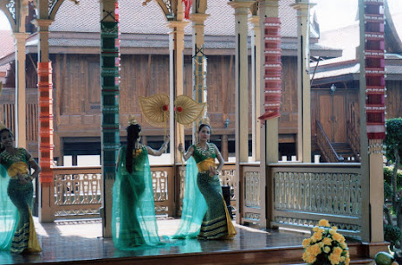 Dansuri Thailanda la Vimanmek Palace Bangkok